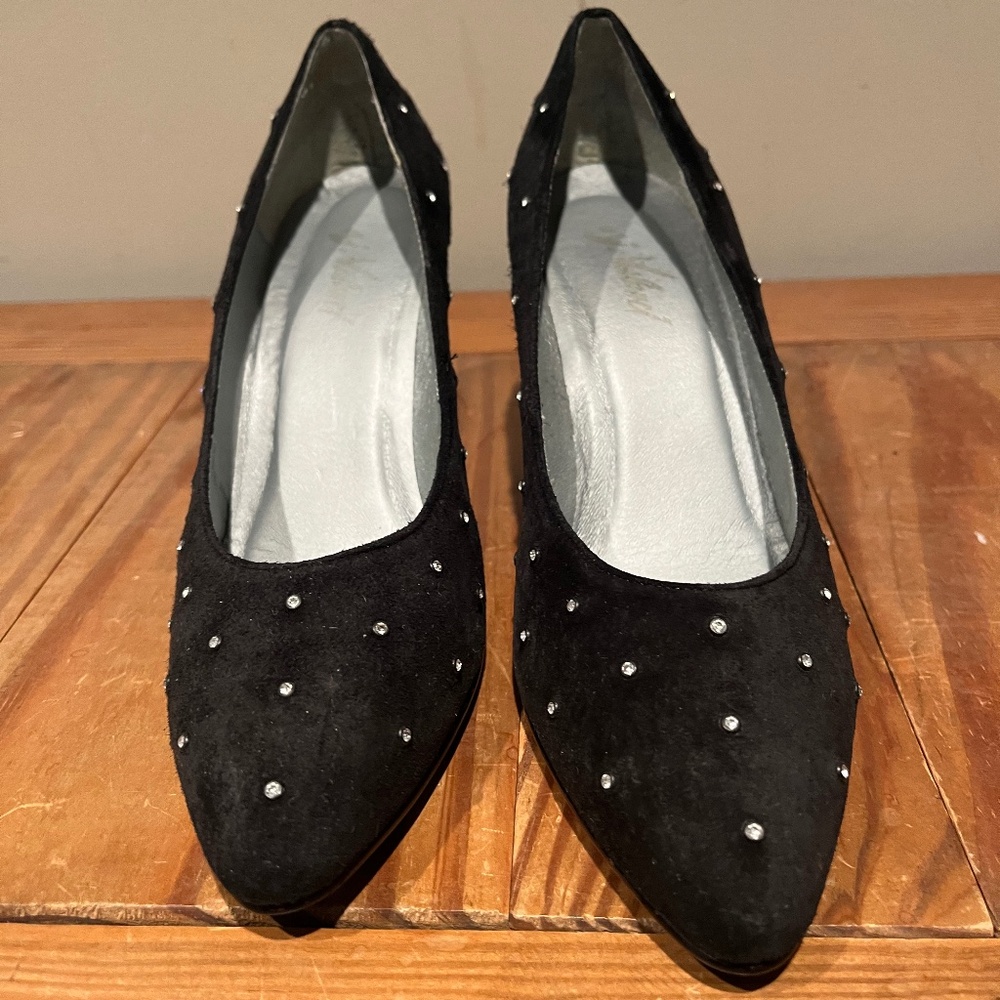 Black velvet shoes with rhinestones